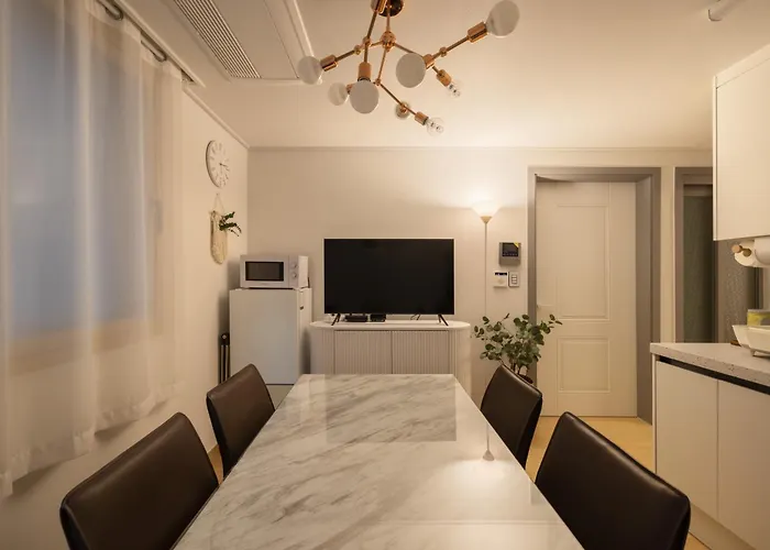 Choi's Hongdae Villa *
