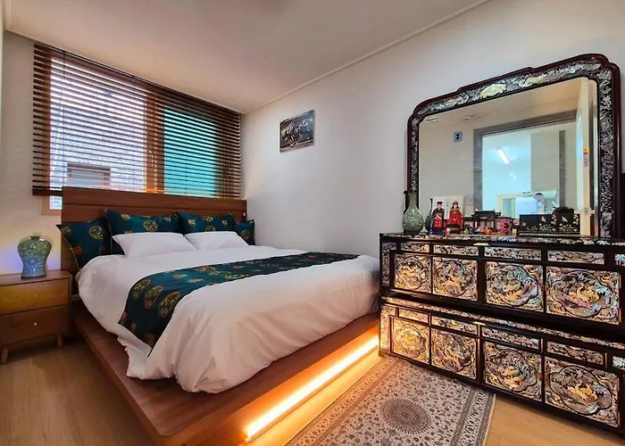 Choi's Hongdae Villa *